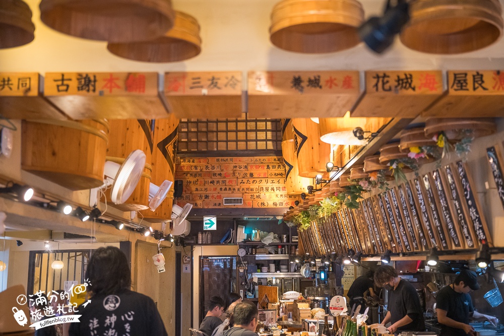 沖繩美食【目利銀次新都心本舖】那霸超人氣居酒屋,坐在木酒桶裡吃日料超特別!