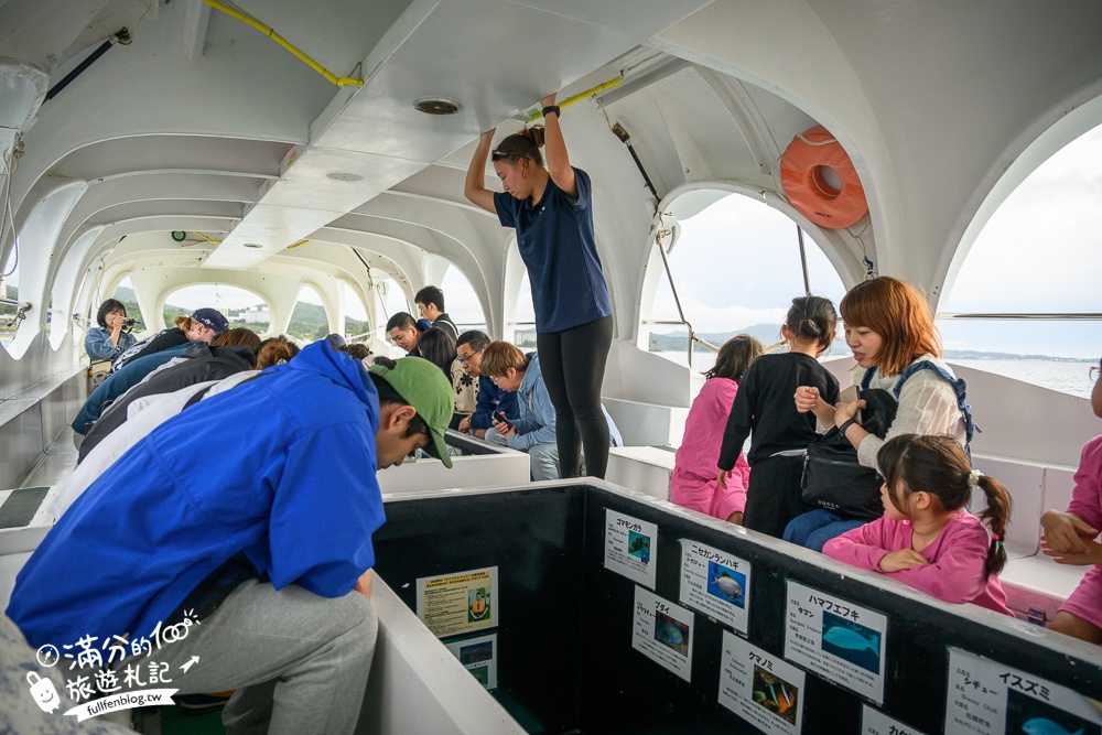【沖繩玻璃底遊艇體驗】名護部瀬名海中公園親子必玩!搭鯨魚遊艇,換個視角看海底世界,還能同時餵魚超好玩!