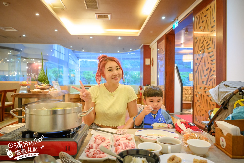 【小墾丁渡假村一泊二食玩樂攻略】墾丁親子住宿推薦,入宿有溜滑梯的小木屋.還能游泳玩水.打保齡球玩手作!