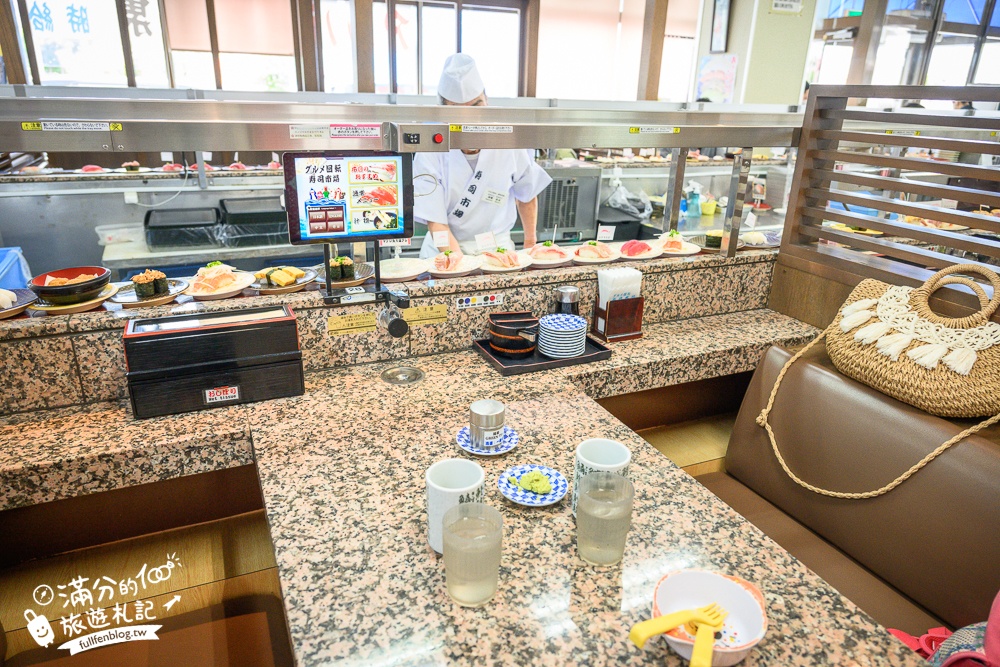 沖繩美食【迴轉壽司市場美浜店】一盤只要35元起,中文點餐現點現作.軌道出餐好特別!