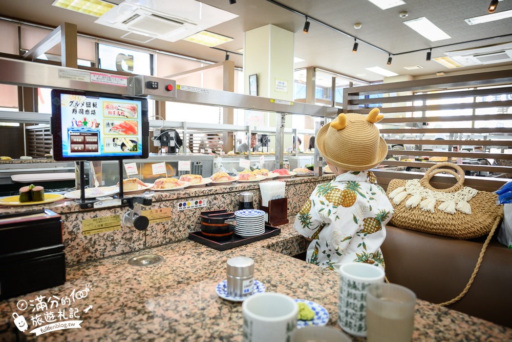 沖繩美食【迴轉壽司市場美浜店】一盤只要35元起,中文點餐現點現作.軌道出餐好特別!