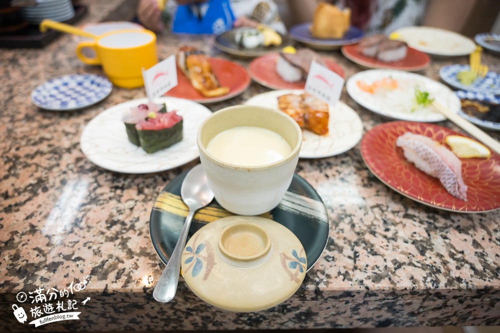 沖繩美食【迴轉壽司市場美浜店】一盤只要35元起,中文點餐現點現作.軌道出餐好特別!