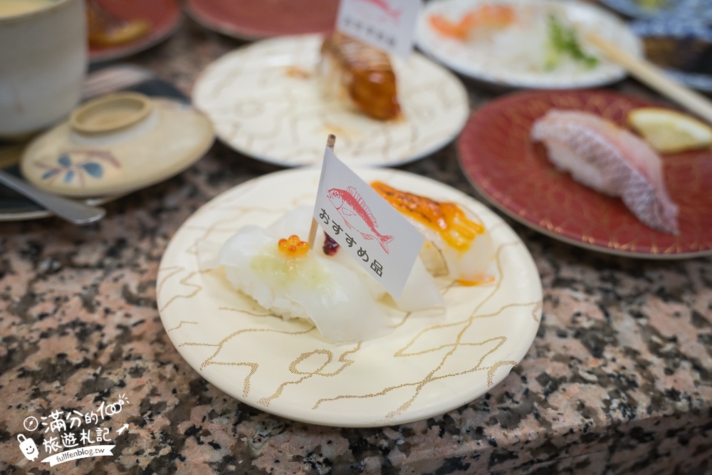 沖繩美食【迴轉壽司市場美浜店】一盤只要35元起,中文點餐現點現作.軌道出餐好特別!