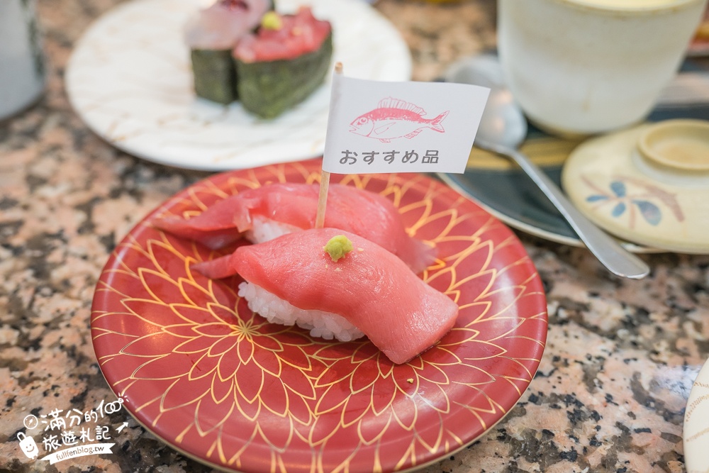 沖繩美食【迴轉壽司市場美浜店】一盤只要35元起,中文點餐現點現作.軌道出餐好特別!