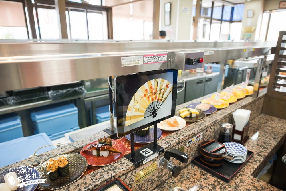 沖繩美食【迴轉壽司市場美浜店】一盤只要35元起,中文點餐現點現作.軌道出餐好特別!
