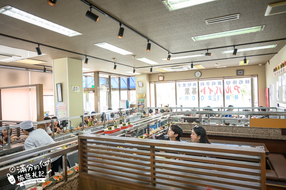 沖繩美食【迴轉壽司市場美浜店】一盤只要35元起,中文點餐現點現作.軌道出餐好特別!