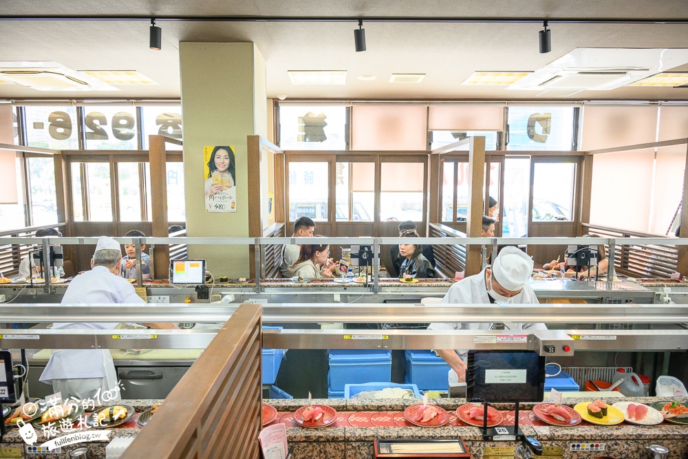 沖繩美食【迴轉壽司市場美浜店】一盤只要35元起,中文點餐現點現作.軌道出餐好特別!