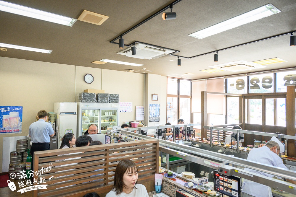 沖繩美食【迴轉壽司市場美浜店】一盤只要35元起,中文點餐現點現作.軌道出餐好特別!