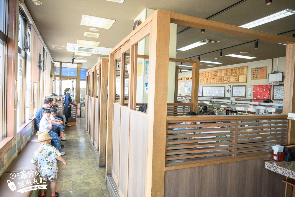 沖繩美食【迴轉壽司市場美浜店】一盤只要35元起,中文點餐現點現作.軌道出餐好特別!