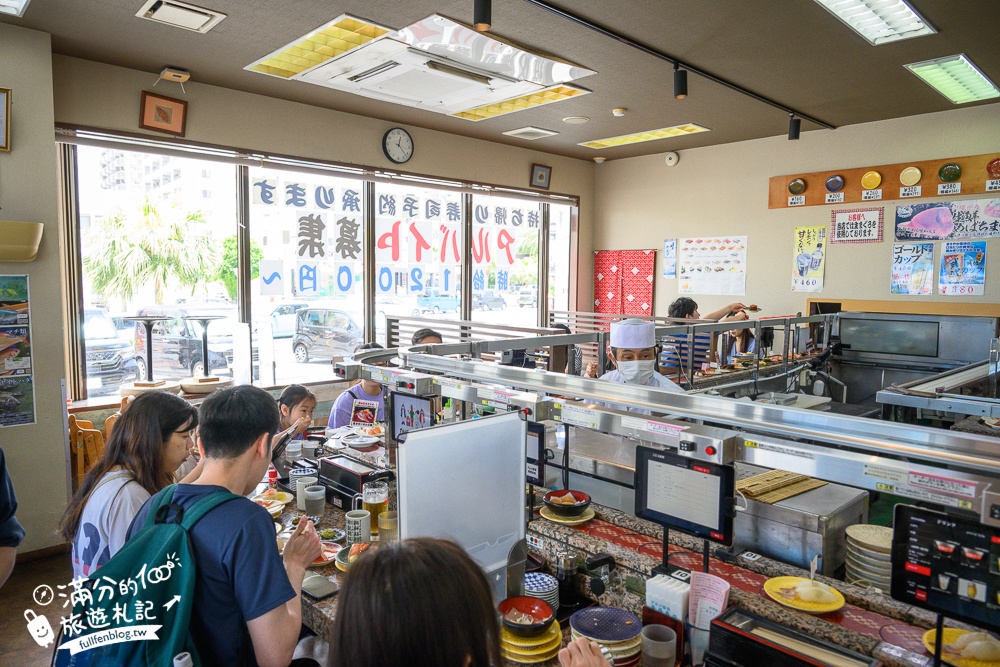 沖繩美食【迴轉壽司市場美浜店】一盤只要35元起,中文點餐現點現作.軌道出餐好特別!
