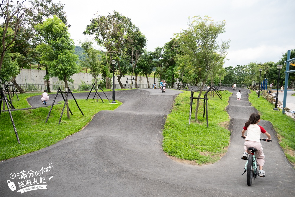 南投【草屯酷比親子運動公園】開放時間！免門票草屯兒童樂園.貨櫃屋溜滑梯.噴水池.滑步車賽道通通免費玩!