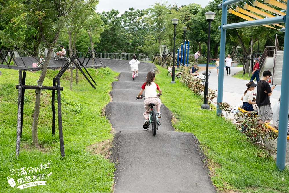 南投【草屯酷比親子運動公園】開放時間！免門票草屯兒童樂園.貨櫃屋溜滑梯.噴水池.滑步車賽道通通免費玩!