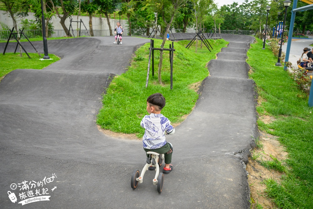 南投【草屯酷比親子運動公園】開放時間！免門票草屯兒童樂園.貨櫃屋溜滑梯.噴水池.滑步車賽道通通免費玩!