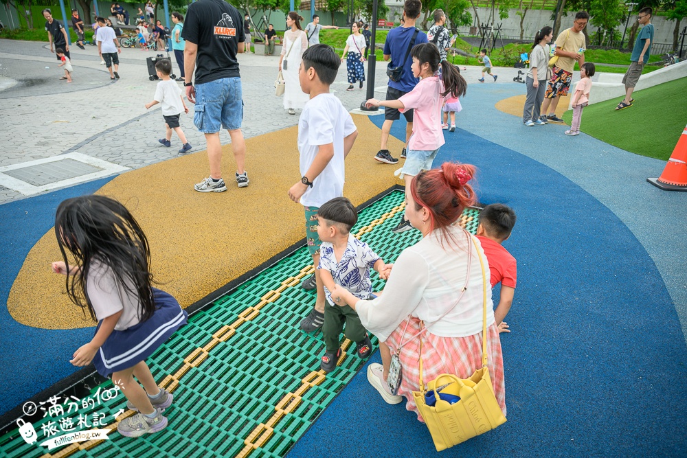 南投【草屯酷比親子運動公園】開放時間！免門票草屯兒童樂園.貨櫃屋溜滑梯.噴水池.滑步車賽道通通免費玩!