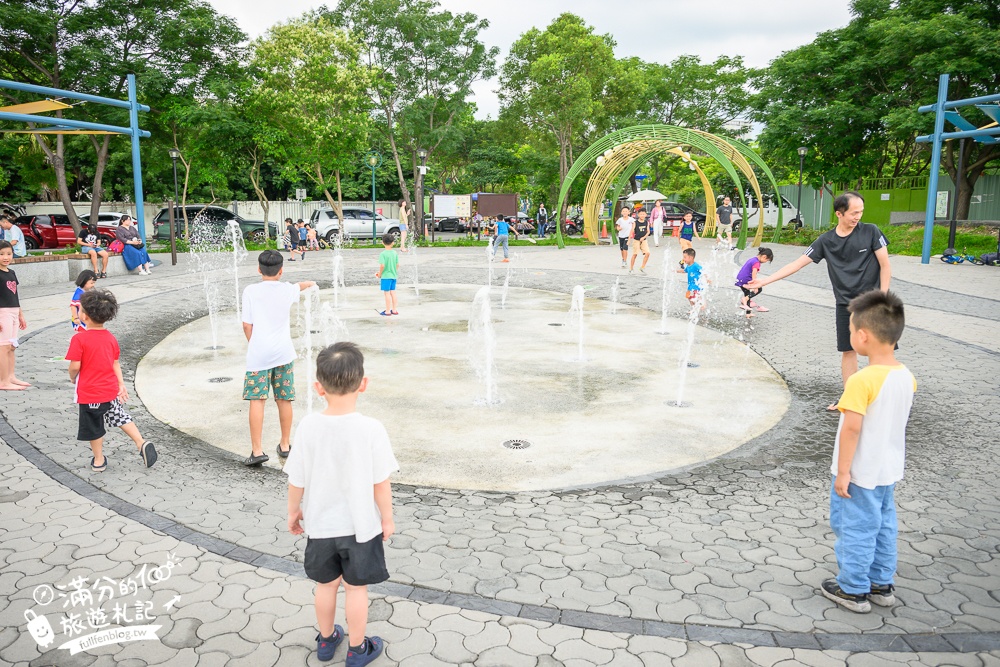 南投【草屯酷比親子運動公園】開放時間！免門票草屯兒童樂園.貨櫃屋溜滑梯.噴水池.滑步車賽道通通免費玩!