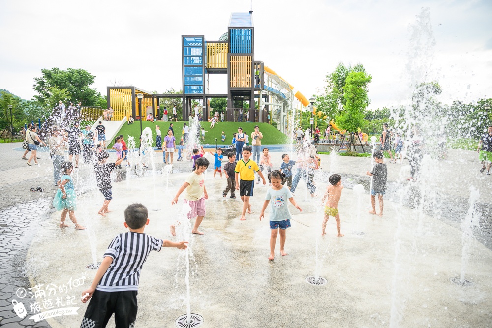 南投【草屯酷比親子運動公園】開放時間！免門票草屯兒童樂園.貨櫃屋溜滑梯.噴水池.滑步車賽道通通免費玩!