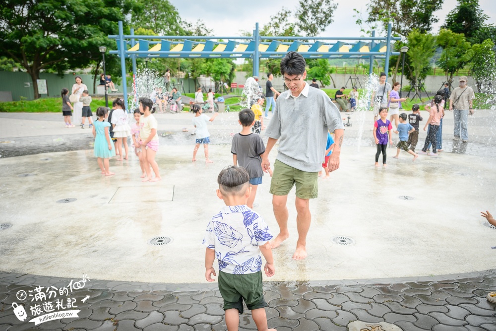 南投【草屯酷比親子運動公園】開放時間！免門票草屯兒童樂園.貨櫃屋溜滑梯.噴水池.滑步車賽道通通免費玩!