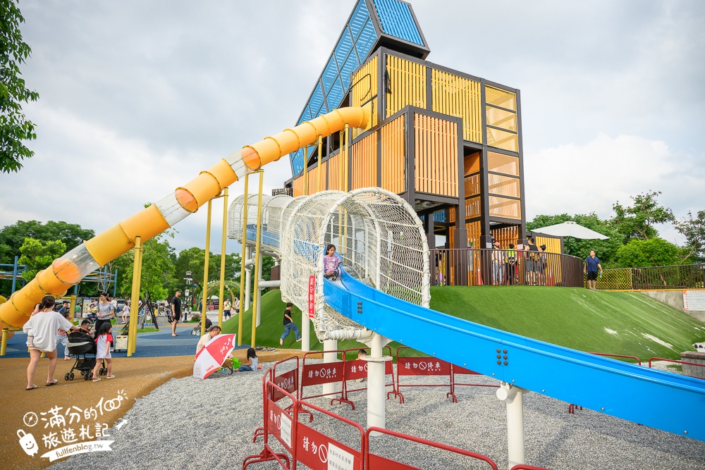 南投【草屯酷比親子運動公園】開放時間！免門票草屯兒童樂園.貨櫃屋溜滑梯.噴水池.滑步車賽道通通免費玩!