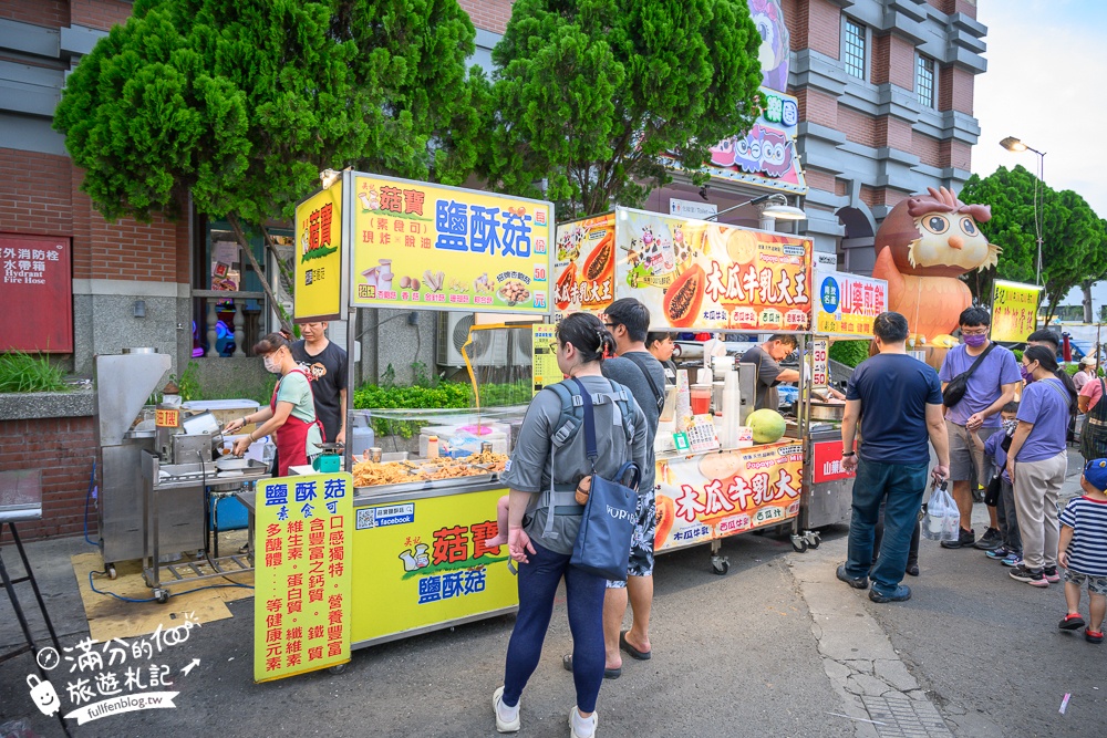 南投【草鞋墩人文觀光夜市】TOP10人氣美食＆必玩夜市遊戲,每週只營業四天,佔地八千坪,還有街頭藝人表演!