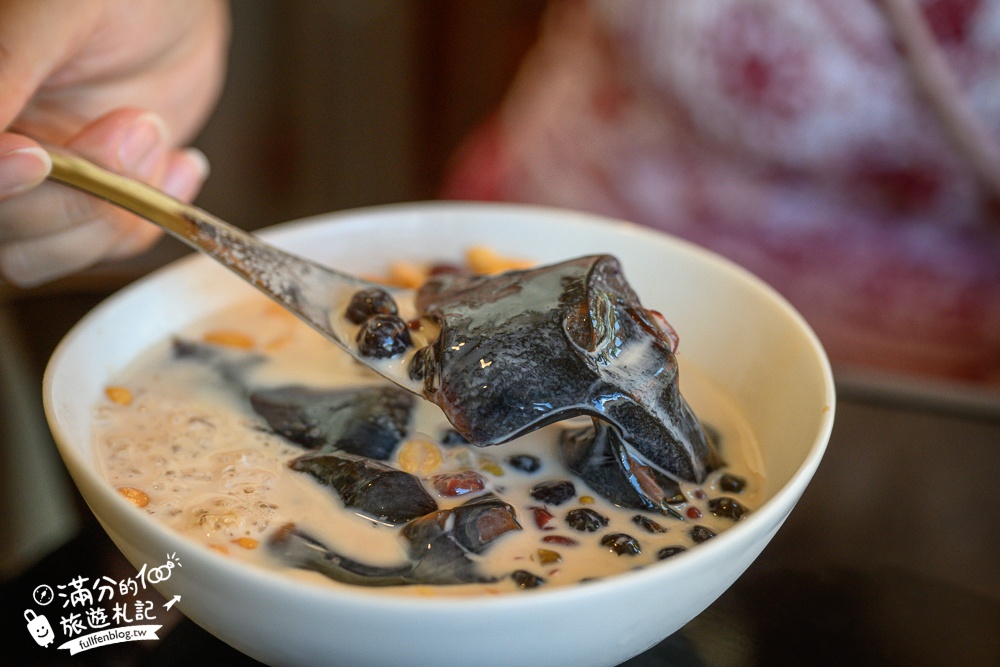 新竹關西美食【仙草小舖】隱身市場裡的黑磚仙草剉冰,二個小時售完就關門!