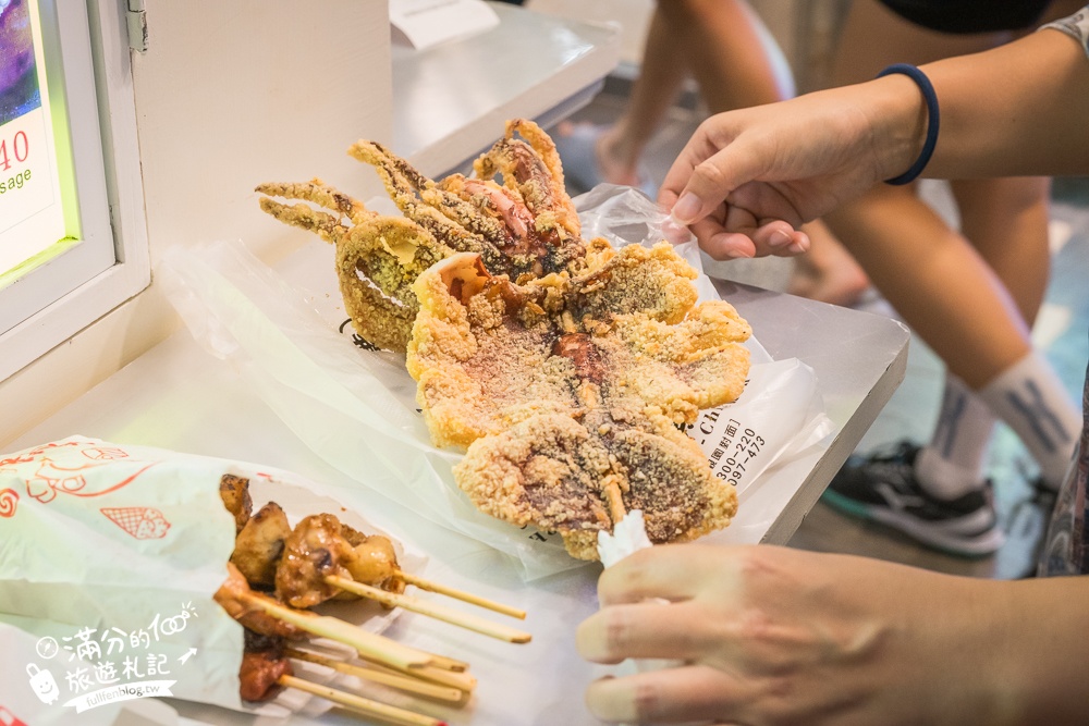 【西門町美食推薦】維縈家鄉碳烤雞排西門成都二店&王子起司馬鈴薯,超人氣排隊美食,比臉大的酥炸魷魚驚艷又好吃!