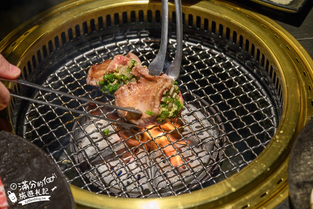 【彰化燒肉首選】脂本燒肉ZHIBEN YKNK彰化店,必吃30cm幻切牛舌＆蔥鹽口袋牛舌,親子友善餐廳.桌邊服務太加分!