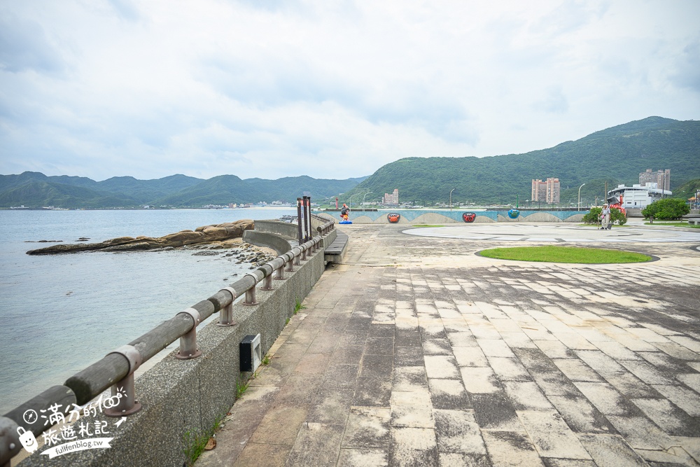 2025萬里【新龜吼漁夫市集】怎麼逛怎麼吃&設施攻略.平價生魚片&無敵海景坐位區超享受!