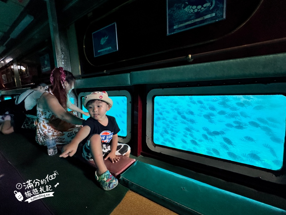 沖繩特色體驗【玻璃水底觀光船之旅】就像在搭潛水艇,可以輕鬆探索夢幻的海底魚群好震撼! 沖繩特色體驗【玻璃水底觀光船之旅】就像在搭潛水艇,可以輕鬆探索夢幻的海底魚群好震撼!