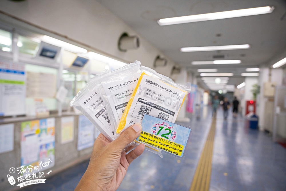 沖繩特色體驗【玻璃水底觀光船之旅】就像在搭潛水艇,可以輕鬆探索夢幻的海底魚群好震撼!