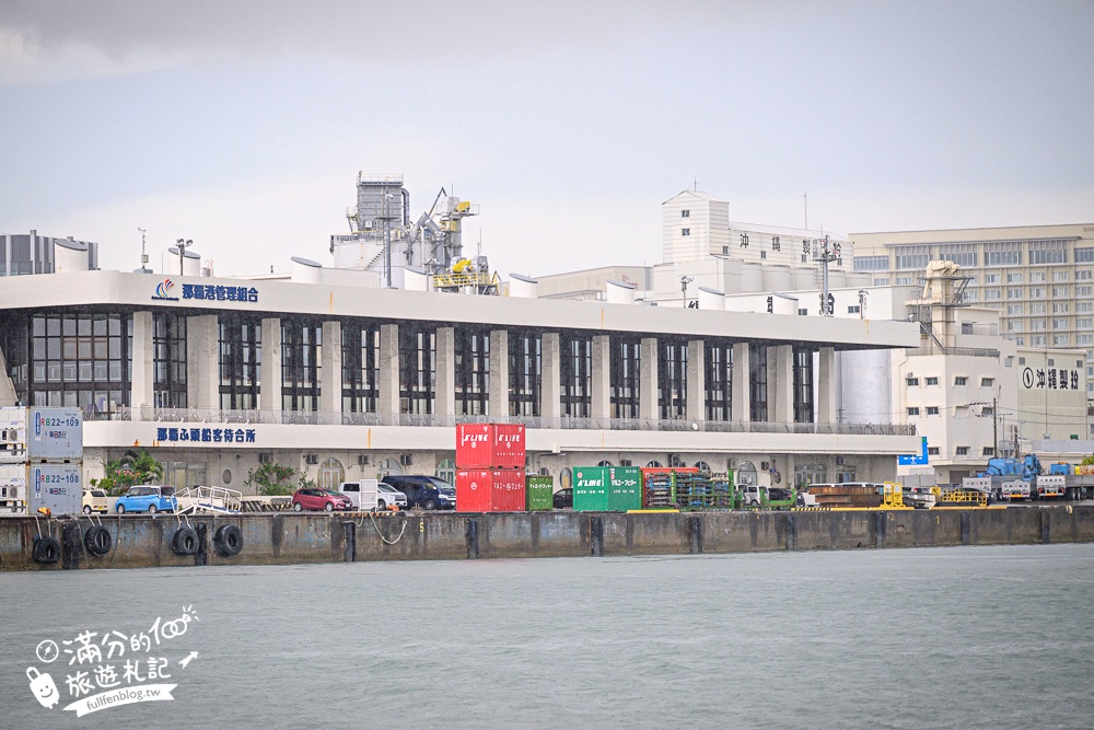 沖繩特色體驗【玻璃水底觀光船之旅】就像在搭潛水艇,可以輕鬆探索夢幻的海底魚群好震撼!