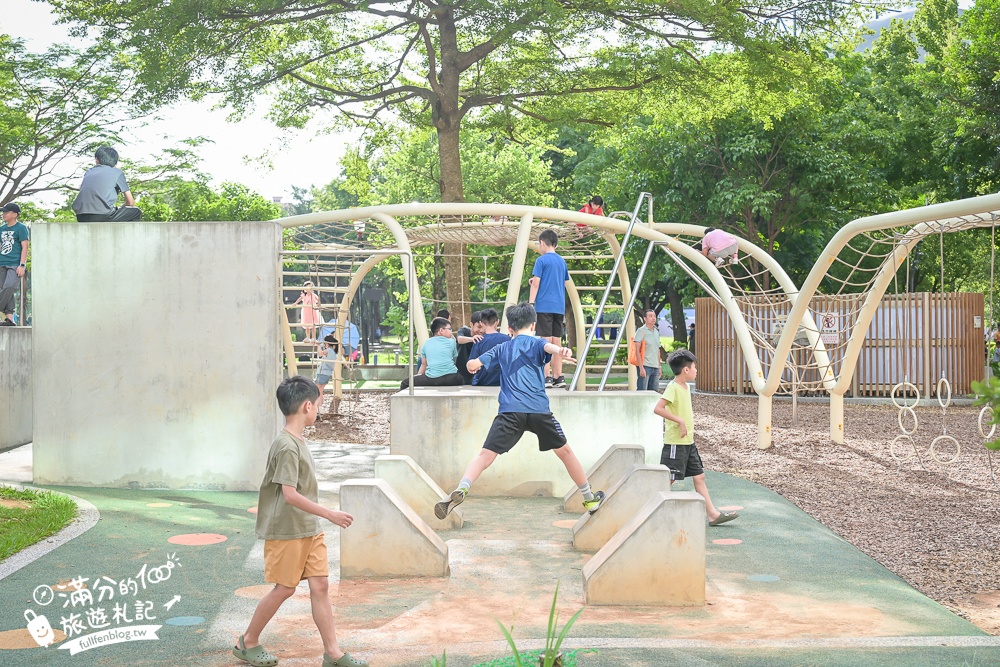 桃園【中壢光明公園】光明公園最新四大區年齡分層遊具,樹屋主題遊戲場好好玩,全年有水可以玩,旁邊就是中壢夜市!