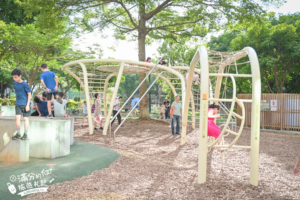 桃園【中壢光明公園】光明公園最新四大區年齡分層遊具,樹屋主題遊戲場好好玩,全年有水可以玩,旁邊就是中壢夜市!