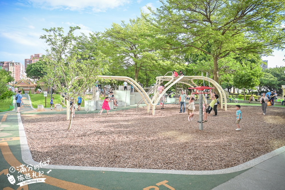 桃園【中壢光明公園】光明公園最新四大區年齡分層遊具,樹屋主題遊戲場好好玩,全年有水可以玩,旁邊就是中壢夜市!