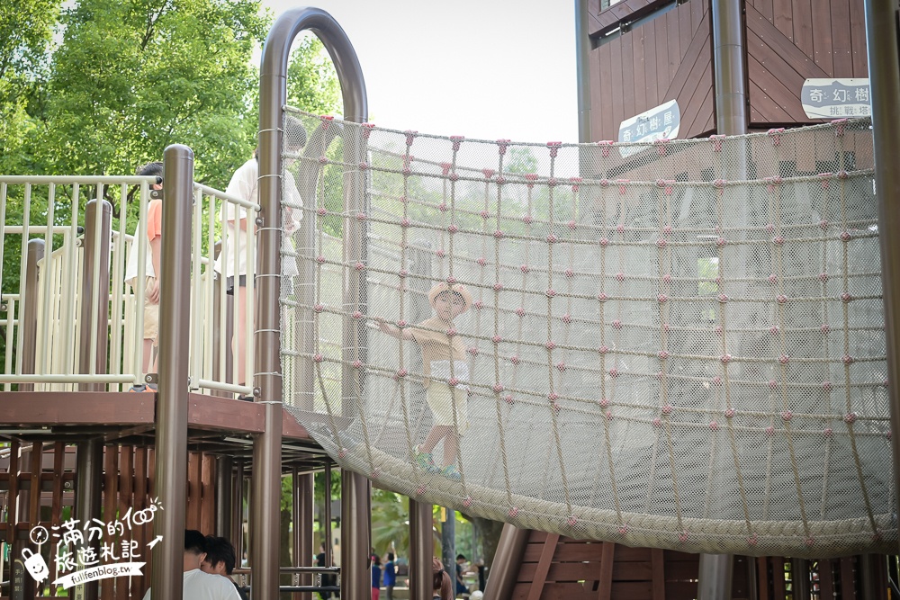 桃園【中壢光明公園】光明公園最新四大區年齡分層遊具,樹屋主題遊戲場好好玩,全年有水可以玩,旁邊就是中壢夜市!