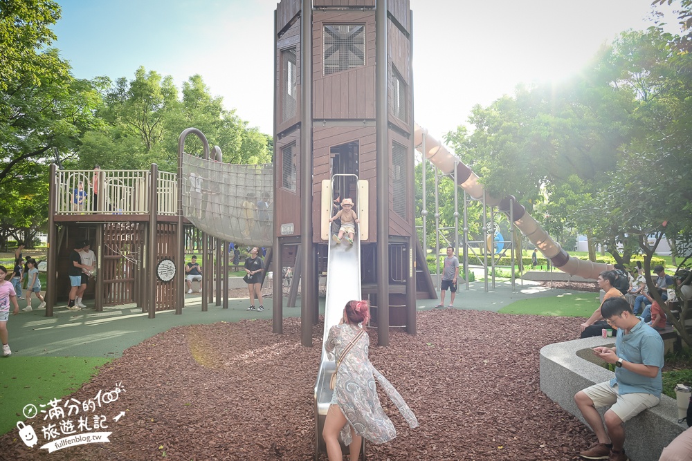 桃園【中壢光明公園】光明公園最新四大區年齡分層遊具,樹屋主題遊戲場好好玩,全年有水可以玩,旁邊就是中壢夜市!