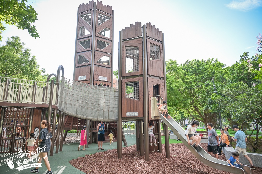 桃園【中壢光明公園】光明公園最新四大區年齡分層遊具,樹屋主題遊戲場好好玩,全年有水可以玩,旁邊就是中壢夜市!