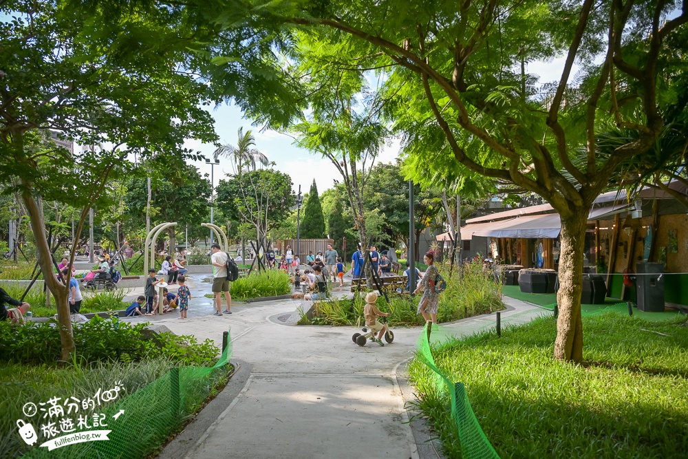 桃園【中壢光明公園】光明公園最新四大區年齡分層遊具,樹屋主題遊戲場好好玩,全年有水可以玩,旁邊就是中壢夜市!