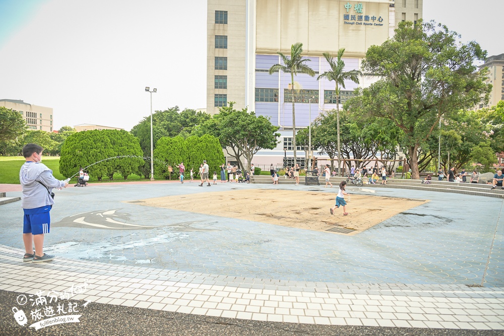 桃園【中壢光明公園】光明公園最新四大區年齡分層遊具,樹屋主題遊戲場好好玩,全年有水可以玩,旁邊就是中壢夜市!
