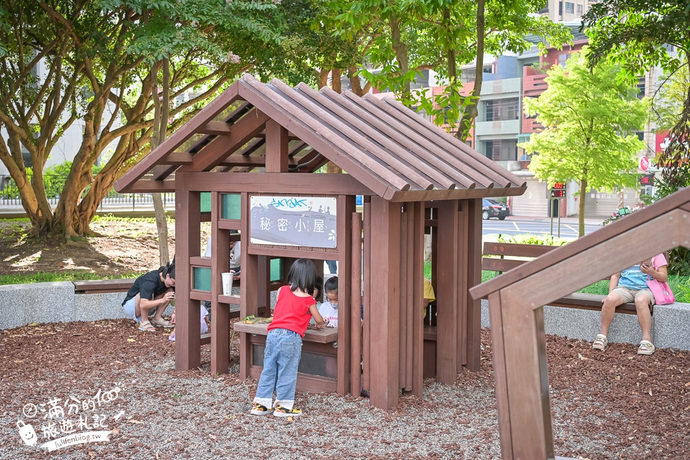 桃園【中壢光明公園】光明公園最新四大區年齡分層遊具,樹屋主題遊戲場好好玩,全年有水可以玩,旁邊就是中壢夜市!