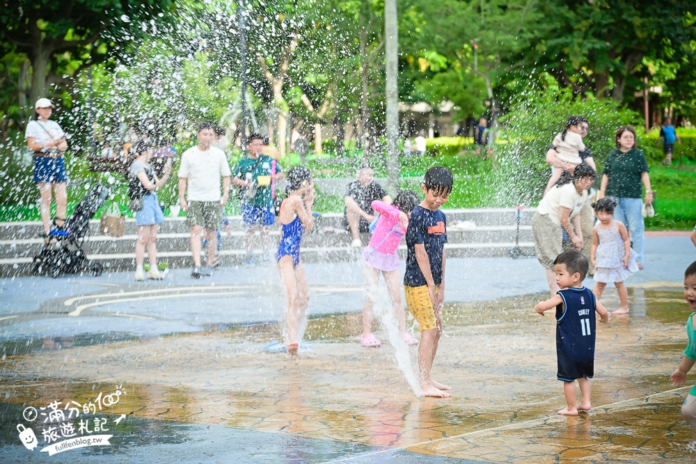 桃園【中壢光明公園】光明公園最新四大區年齡分層遊具,樹屋主題遊戲場好好玩,全年有水可以玩,旁邊就是中壢夜市!