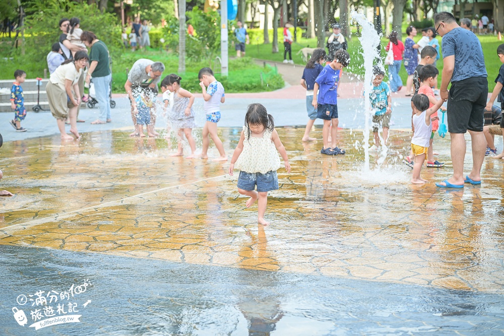 桃園【中壢光明公園】光明公園最新四大區年齡分層遊具,樹屋主題遊戲場好好玩,全年有水可以玩,旁邊就是中壢夜市!