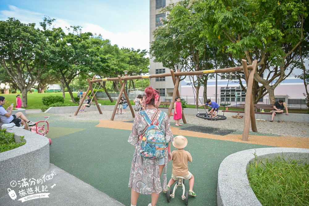 桃園【中壢光明公園】光明公園最新四大區年齡分層遊具,樹屋主題遊戲場好好玩,全年有水可以玩,旁邊就是中壢夜市!