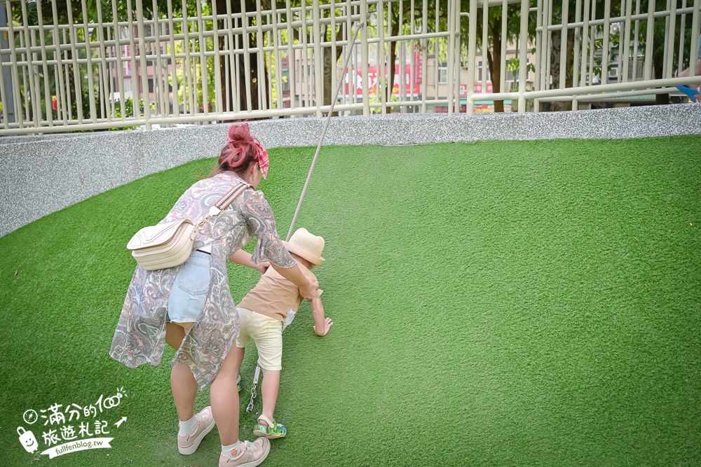 桃園【中壢光明公園】光明公園最新四大區年齡分層遊具,樹屋主題遊戲場好好玩,全年有水可以玩,旁邊就是中壢夜市!
