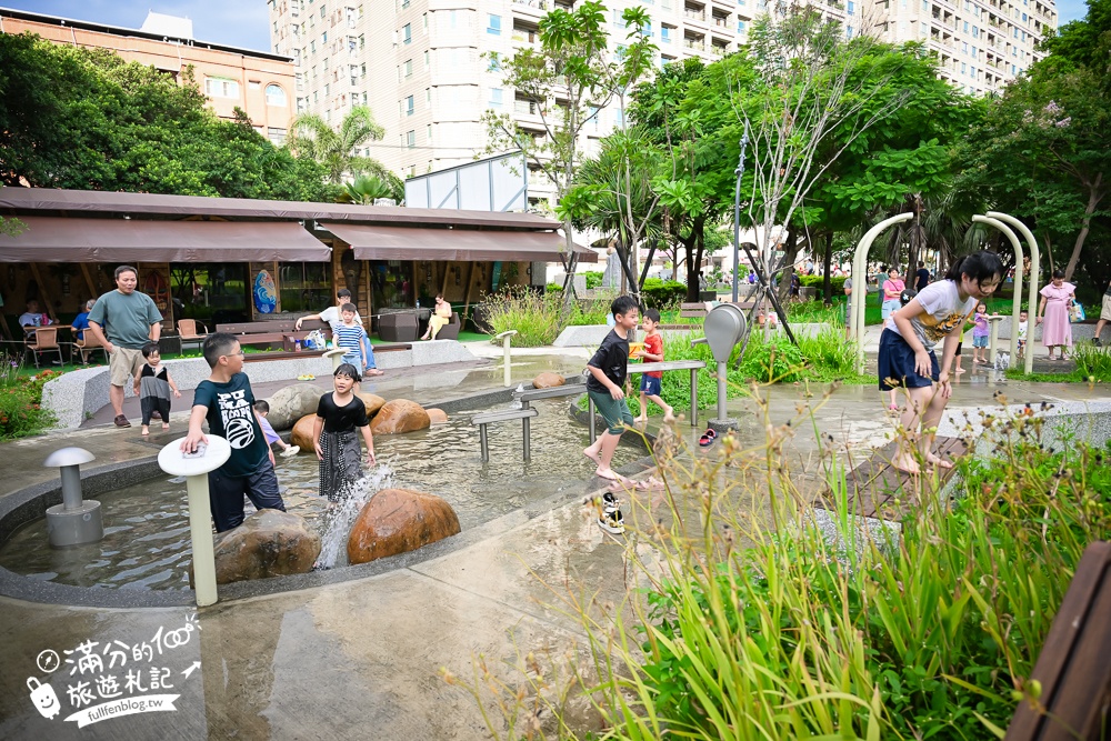 桃園【中壢光明公園】光明公園最新四大區年齡分層遊具,樹屋主題遊戲場好好玩,全年有水可以玩,旁邊就是中壢夜市!