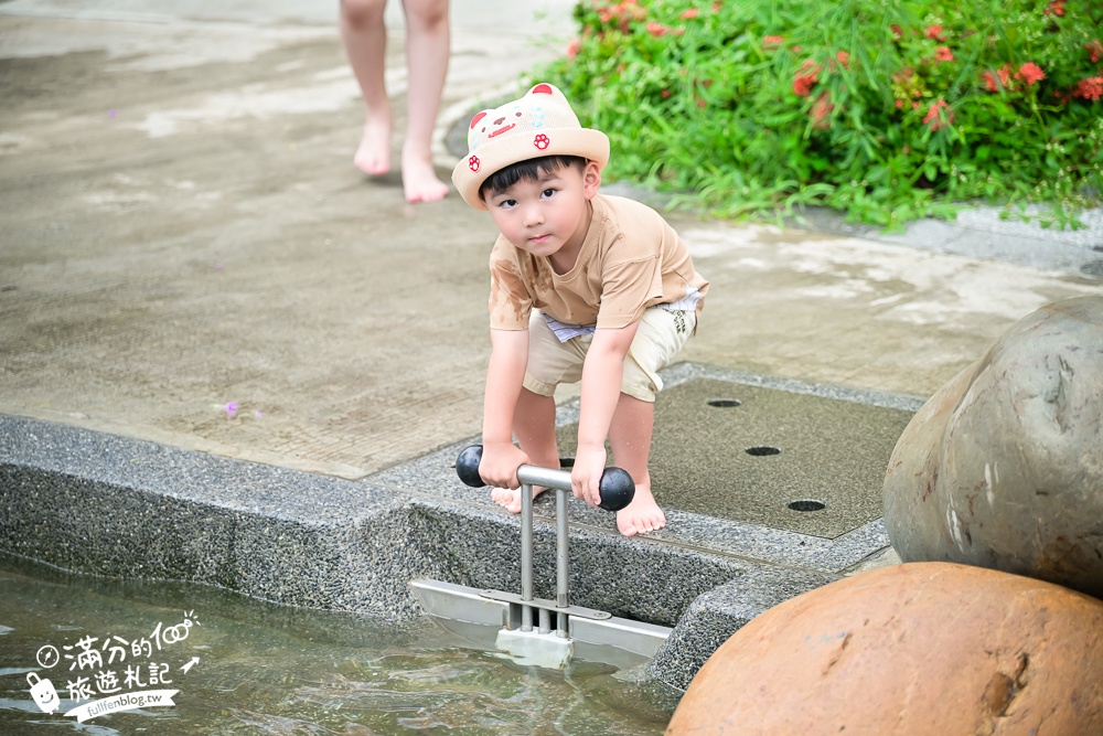 桃園【中壢光明公園】光明公園最新四大區年齡分層遊具,樹屋主題遊戲場好好玩,全年有水可以玩,旁邊就是中壢夜市!