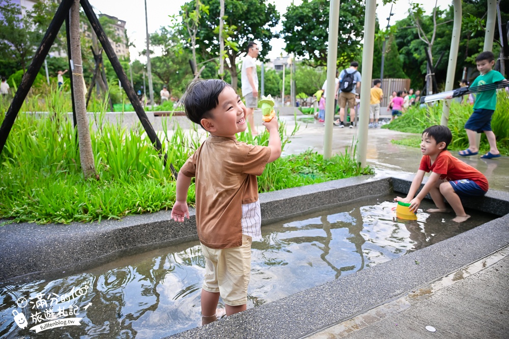 桃園【中壢光明公園】光明公園最新四大區年齡分層遊具,樹屋主題遊戲場好好玩,全年有水可以玩,旁邊就是中壢夜市!