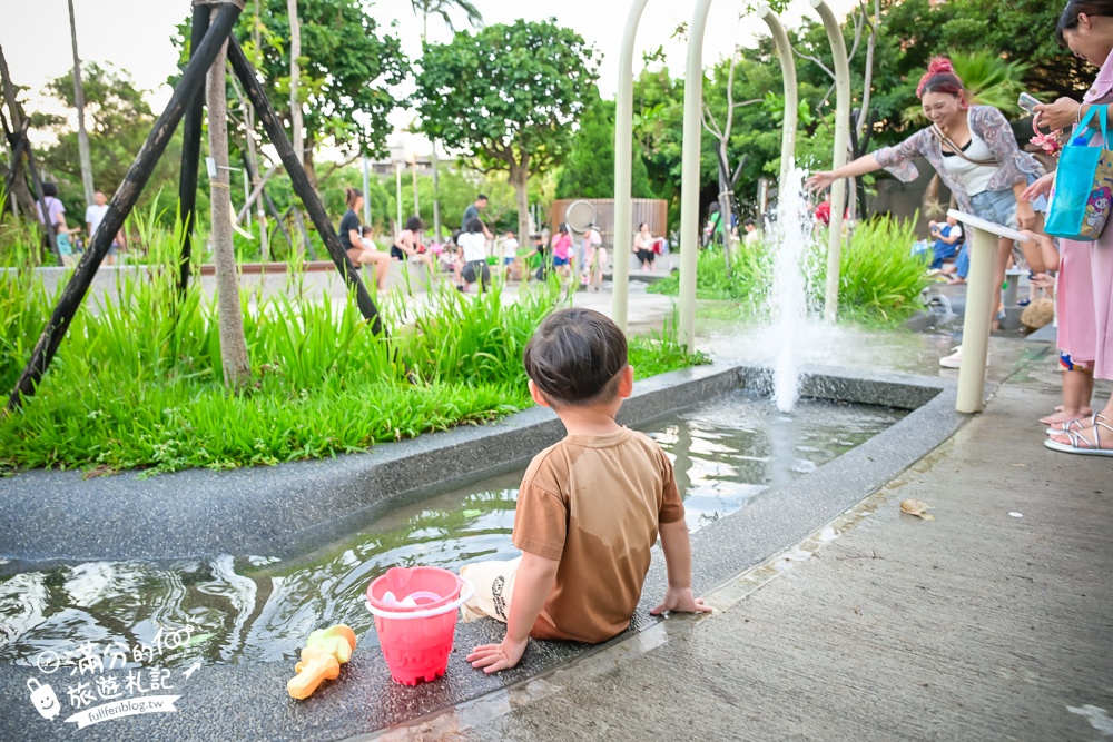 桃園【中壢光明公園】光明公園最新四大區年齡分層遊具,樹屋主題遊戲場好好玩,全年有水可以玩,旁邊就是中壢夜市!
