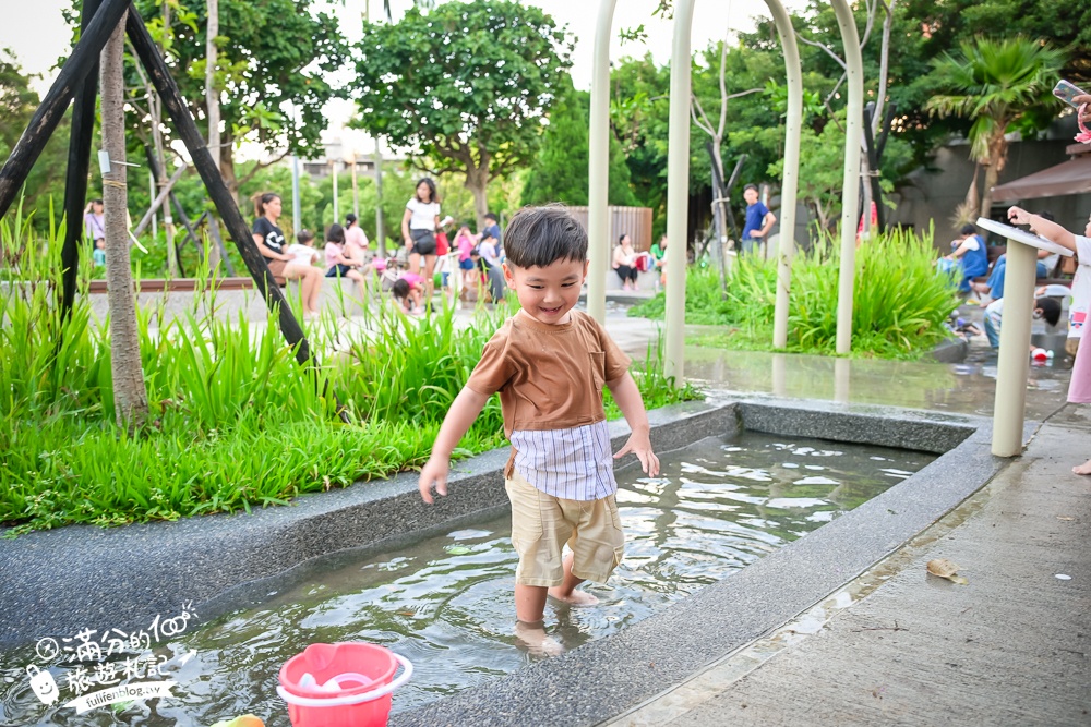 桃園【中壢光明公園】光明公園最新四大區年齡分層遊具,樹屋主題遊戲場好好玩,全年有水可以玩,旁邊就是中壢夜市!