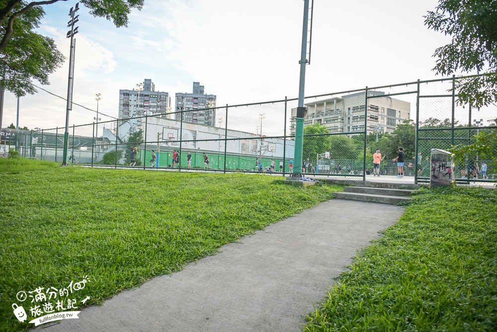 桃園【中壢光明公園】光明公園最新四大區年齡分層遊具,樹屋主題遊戲場好好玩,全年有水可以玩,旁邊就是中壢夜市!