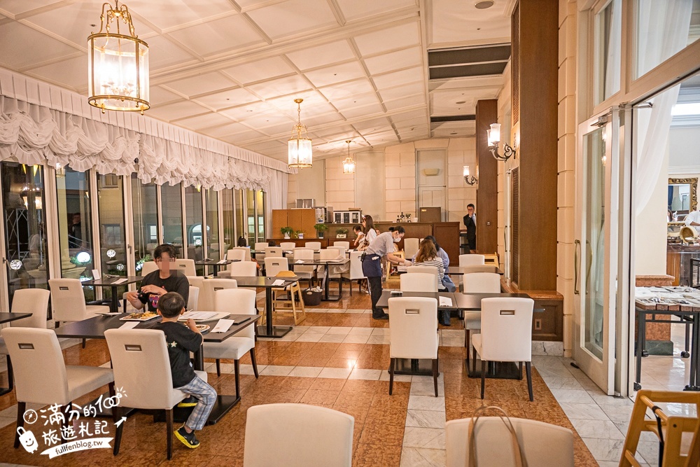 豪斯登堡飯店【海牙飯店Hotel Denhaag Huis Ten Bosch】一泊二食飯店房間&早餐晚餐餐食開箱.走路就到樂園,直接住在荷蘭風城堡裡!